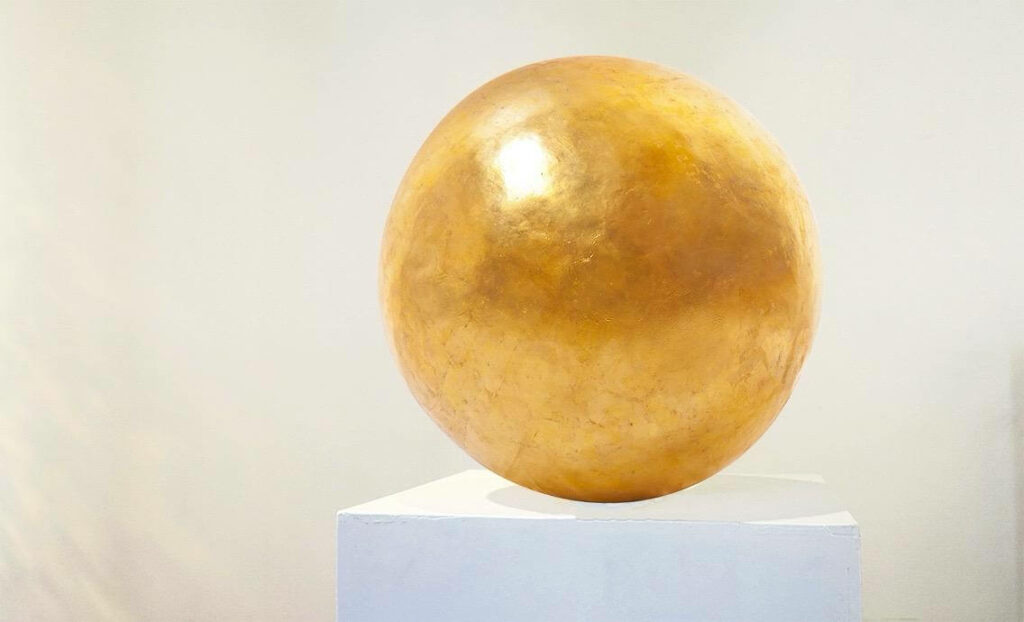 One Sphere made of Flower powder and lacquer with 22k Gold leaf, 2022.
A set of fine stone is secretly placed in the heart of the Sphere. Unique piece.