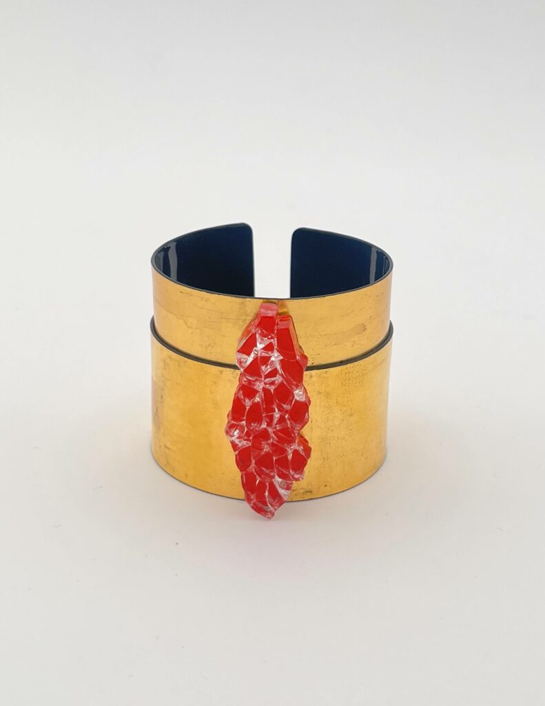 ECLAT ROUGE cuff, 2025. Red shard on a Burmese bracelet made of horse hair and bamboo, lacquer and gold leaf 22k.